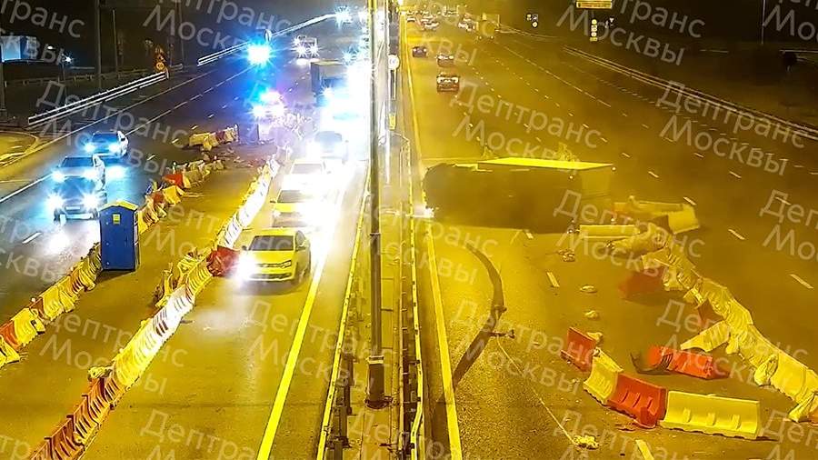 Грузовик протаранил ограждение и перевернулся на Рублево-Успенском ...